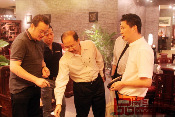 馬來西亞木材理事會(huì)首席執(zhí)行官Abdul Rahim Haji Nik(中)盛贊紅古軒 馬來西亞木材理事會(huì)首席執(zhí)行官Abdul Rahim Haji Nik(中)盛贊紅古軒