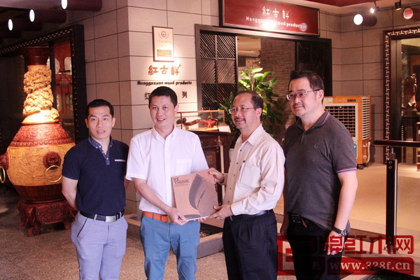 Dr Abdul Rahim向紅古軒總經(jīng)理吳赤宇贈(zèng)送精美圖冊(cè) Dr Abdul Rahim向紅古軒總經(jīng)理吳赤宇贈(zèng)送精美圖冊(cè)