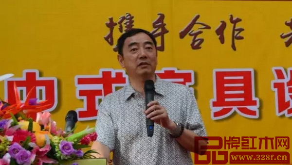 廣東省家具協(xié)會協(xié)會副會長兼秘書長張承志介紹本次設計沙龍情況 廣東省家具協(xié)會協(xié)會副會長兼秘書長張承志介紹本次設計沙龍情況