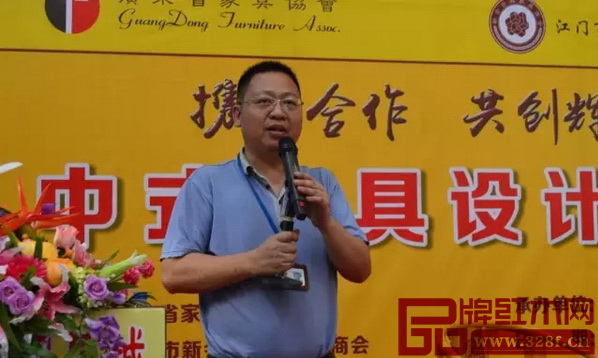 江門市新會區(qū)古典家具商會會長、新會古典家具城董事長袁秋耘致歡迎詞 江門市新會區(qū)古典家具商會會長、新會古典家具城董事長袁秋耘致歡迎詞