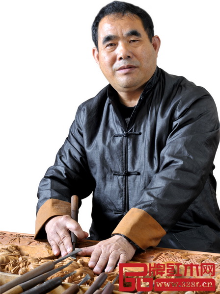 陳戴青醉心雕刻,創(chuàng)作無(wú)數(shù)臻品 陳戴青醉心雕刻,創(chuàng)作無(wú)數(shù)臻品