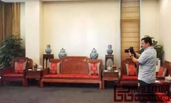 王健林和魯豫等待登機(jī)的候機(jī)室里也有紅木家具 王健林和魯豫等待登機(jī)的候機(jī)室里也有紅木家具