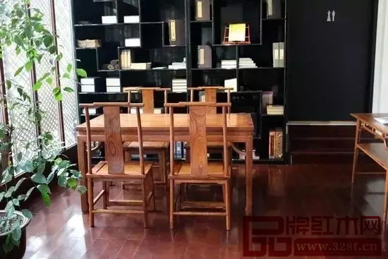 江南會(huì)會(huì)所內(nèi)擺著一套價(jià)值500多萬(wàn)的紫檀家具 江南會(huì)會(huì)所內(nèi)擺著一套價(jià)值500多萬(wàn)的紫檀家具