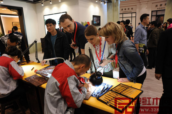 外國(guó)友人認(rèn)真學(xué)習(xí)了解木韻檀雕工藝