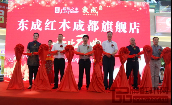 中國(guó)家具協(xié)會(huì)副理事長(zhǎng)劉金良(右三)、華南農(nóng)業(yè)大學(xué)教授李凱夫(右一)、東成紅木董事長(zhǎng)張錫復(fù)(左三)、國(guó)家一級(jí)美術(shù)師陳承基(右二)、居然之家四川分公司總經(jīng)理李衛(wèi)東(左二)、東成紅木成都旗艦店總經(jīng)理孫學(xué)宇(左一)出席剪彩儀式 中國(guó)家具協(xié)會(huì)副理事長(zhǎng)劉金良(右三)、華南農(nóng)業(yè)大學(xué)教授李凱夫(右一)、東成紅木董事長(zhǎng)張錫復(fù)(左三)、國(guó)家一級(jí)美術(shù)師陳承基(右二)、居然之家四川分公司總經(jīng)理李衛(wèi)東(左二)、東成紅木成都旗艦店總經(jīng)理孫學(xué)宇(左一)出席剪彩儀式