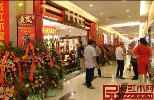 東成紅木成都旗艦店開(kāi)業(yè)當(dāng)日市民熱情高漲 東成紅木成都旗艦店開(kāi)業(yè)當(dāng)日市民熱情高漲
