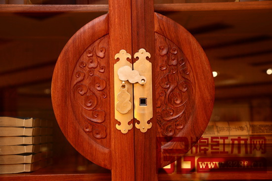 志成紅木智能家具采用現(xiàn)代指紋開柜