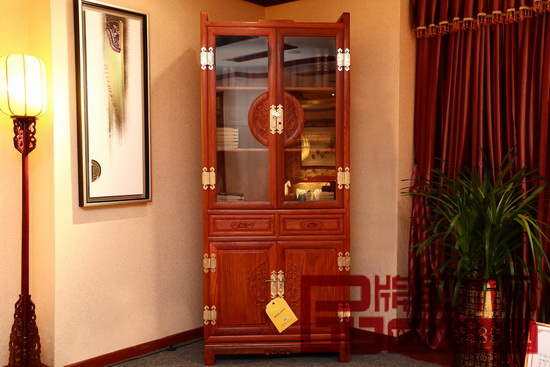 志成紅木的智能家具以現(xiàn)代科技指紋的方式取代，使產(chǎn)品更有時(shí)代感，安全方便