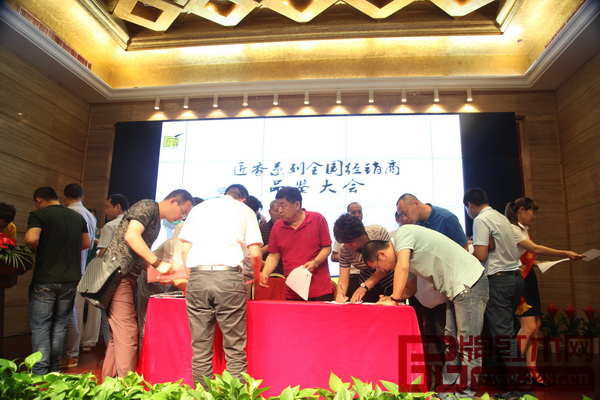 意向書簽約現(xiàn)場,諸位經(jīng)銷商紛紛沖上臺(tái),場面十分火爆 意向書簽約現(xiàn)場,諸位經(jīng)銷商紛紛沖上臺(tái),場面十分火爆