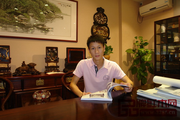 區(qū)錦澤(中山市紅木家具行業(yè)協(xié)會執(zhí)行會長、2015年中國紅木家具行業(yè)杰出青年企業(yè)家、區(qū)氏臻品總經(jīng)理) 區(qū)錦澤(中山市紅木家具行業(yè)協(xié)會執(zhí)行會長、2015年中國紅木家具行業(yè)杰出青年企業(yè)家、區(qū)氏臻品總經(jīng)理)