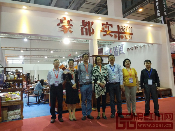 中國(guó)家具協(xié)會(huì)秘書長(zhǎng)張冰冰（中）蒞臨紅古軒展館指導(dǎo)工作