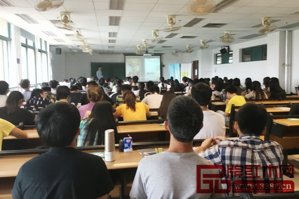 第八屆“紅古軒杯”新中式家具設(shè)計(jì)大賽推廣大會(huì)在華南理工大學(xué)召開(kāi) 第八屆“紅古軒杯”新中式家具設(shè)計(jì)大賽推廣大會(huì)在華南理工大學(xué)召開(kāi)