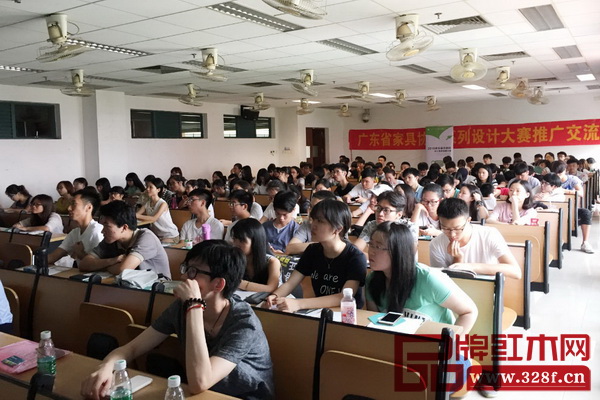 100多名藝術(shù)設(shè)計(jì)專業(yè)的學(xué)子參與了“紅古軒杯”推廣大會(huì) 100多名藝術(shù)設(shè)計(jì)專業(yè)的學(xué)子參與了“紅古軒杯”推廣大會(huì)