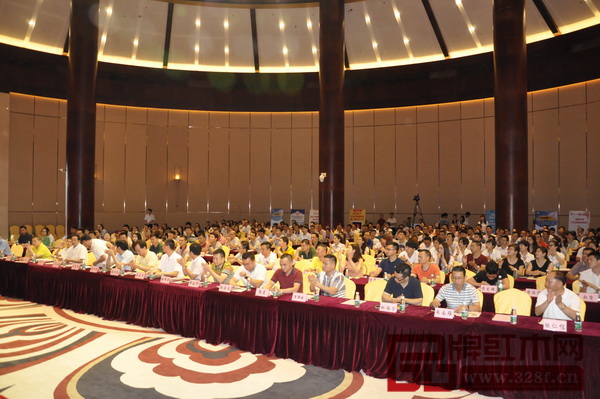 活動現(xiàn)場人氣旺,吸引一大批紅木精英前來參與 活動現(xiàn)場人氣旺,吸引一大批紅木精英前來參與