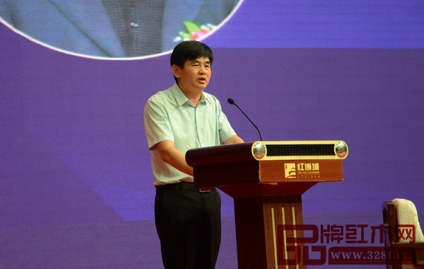 中山市大涌鎮(zhèn)黨委委員謝巧明在活動現(xiàn)場作重要講話 中山市大涌鎮(zhèn)黨委委員謝巧明在活動現(xiàn)場作重要講話