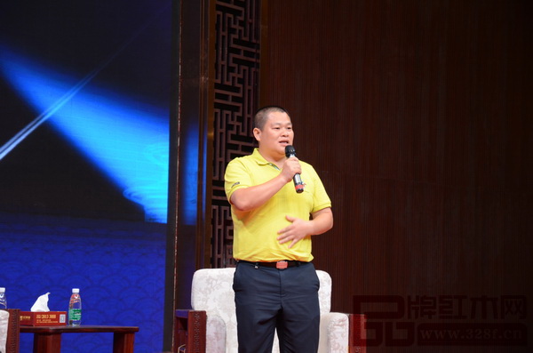 全聯(lián)藝術(shù)紅木家具專委會常務(wù)副主任、匠王紅木董事長李茂先在論壇上分享匠王紅木的多項創(chuàng)新營銷舉措 全聯(lián)藝術(shù)紅木家具專委會常務(wù)副主任、匠王紅木董事長李茂先在論壇上分享匠王紅木的多項創(chuàng)新營銷舉措