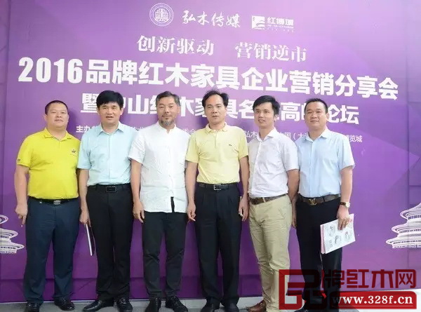 大涌鎮(zhèn)黨委書記黃紅全(右三)、大涌鎮(zhèn)黨委委員謝巧明(左二)、全聯(lián)藝術(shù)紅木家具專委會執(zhí)行會長林偉華(右二)、紅博城董事長林孟禮(左三)、匠王紅木董事長李茂先(左一)、和坤堂紅木董事長廖志宏(右一) 大涌鎮(zhèn)黨委書記黃紅全(右三)、大涌鎮(zhèn)黨委委員謝巧明(左二)、全聯(lián)藝術(shù)紅木家具專委會執(zhí)行會長林偉華(右二)、紅博城董事長林孟禮(左三)、匠王紅木董事長李茂先(左一)、和坤堂紅木董事長廖志宏(右一)