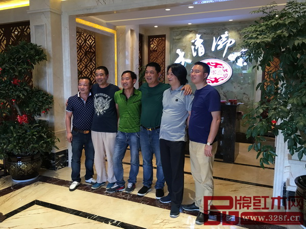 浙江省工藝美術(shù)大師、東陽(yáng)市正華木雕研究院院長(zhǎng)姚江濤(右二)點(diǎn)贊大清御品 浙江省工藝美術(shù)大師、東陽(yáng)市正華木雕研究院院長(zhǎng)姚江濤(右二)點(diǎn)贊大清御品