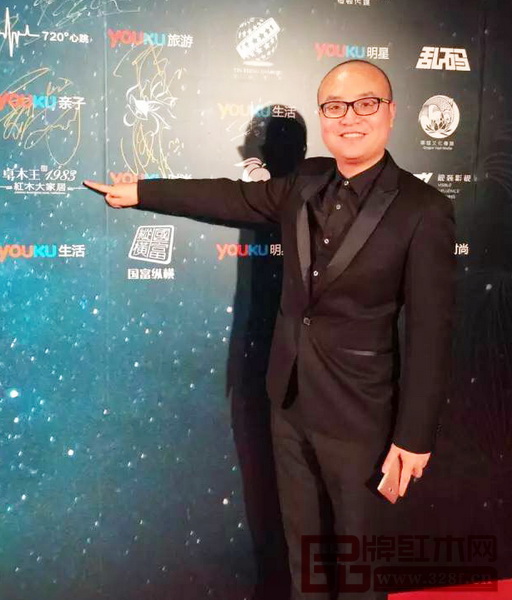 卓木王紅木總裁杜長江現(xiàn)身“星空之夏·優(yōu)酷明星生活+之夜” 卓木王紅木總裁杜長江現(xiàn)身“星空之夏·優(yōu)酷明星生活+之夜”