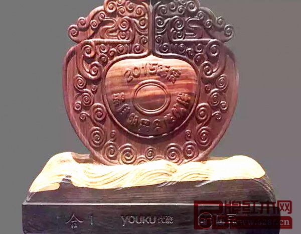 卓木王紅木為“最佳明星合作伙伴”獎(jiǎng)設(shè)計(jì)制作的獎(jiǎng)牌 卓木王紅木為“最佳明星合作伙伴”獎(jiǎng)設(shè)計(jì)制作的獎(jiǎng)牌