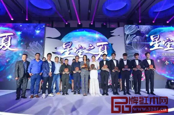 明星們拿著卓木王紅木特別定制的“合樂”紅木獎(jiǎng)牌 明星們拿著卓木王紅木特別定制的“合樂”紅木獎(jiǎng)牌