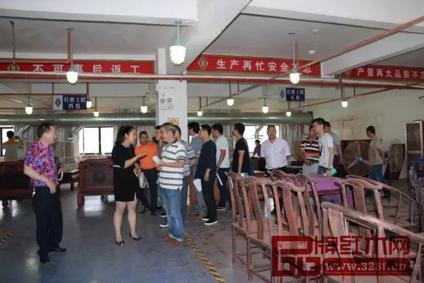 御乾堂董事長馬海軍帶領(lǐng)大家參觀生產(chǎn)車間 御乾堂董事長馬海軍帶領(lǐng)大家參觀生產(chǎn)車間