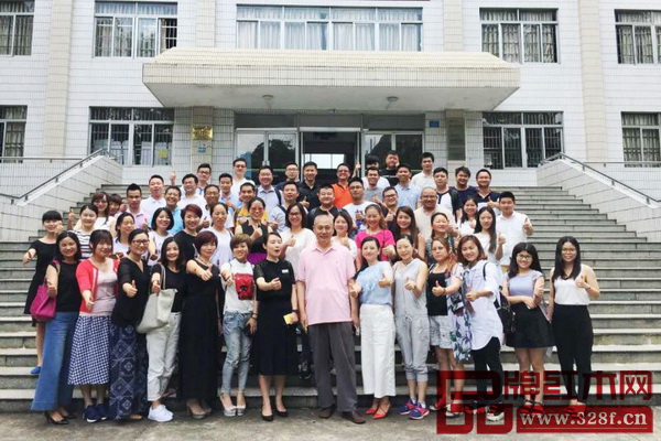 弘木傳媒精英在培訓結束后與導師及同學合影留念 弘木傳媒精英在培訓結束后與導師及同學合影留念