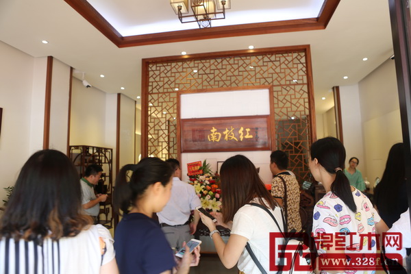 開張當(dāng)天，南枝紅紅木陽江店吸引了眾多年輕消費者的關(guān)注和賞鑒