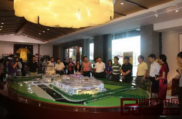中山市的省人大代表調(diào)研組一行觀看紅博城沙盤
