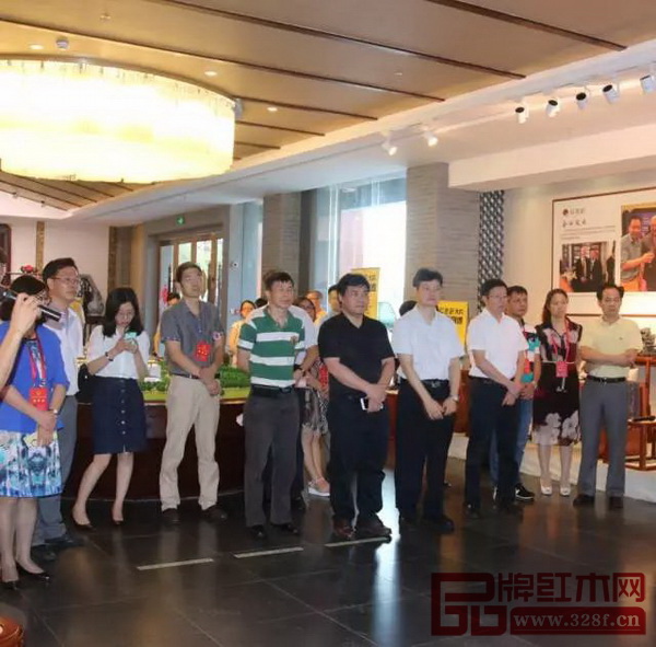 調(diào)研組一行聽取紅博城工作人員的介紹