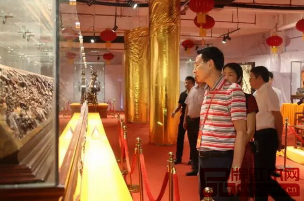 調(diào)研組一行參觀紅博城