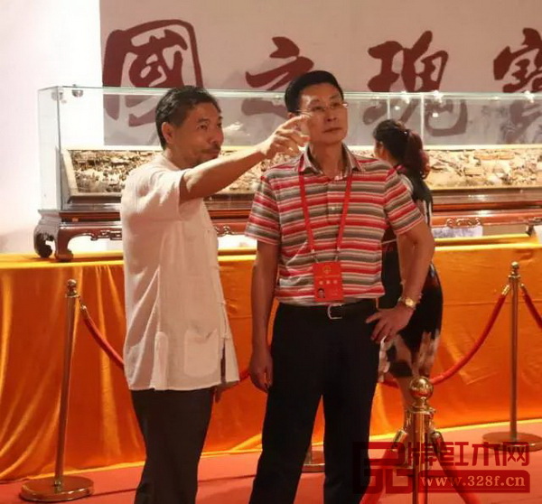 紅博城董事長林孟禮陪同調(diào)研組參觀紅博城