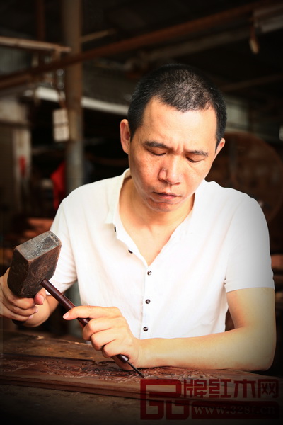 波記家具董事長伍建波堅持采用純手工雕刻 波記家具董事長伍建波堅持采用純手工雕刻