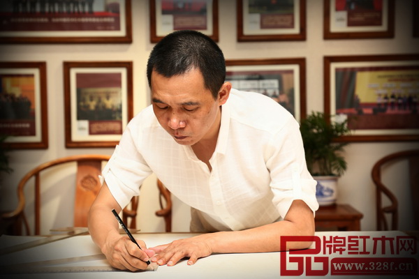 伍建波制作家具前都合理規(guī)劃、精心設(shè)計 伍建波制作家具前都合理規(guī)劃、精心設(shè)計