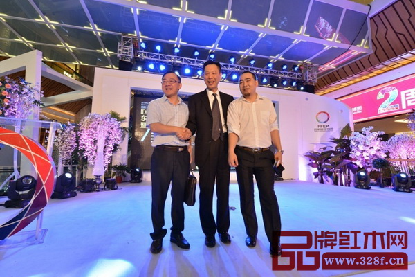 出席2016艾特獎(jiǎng)東莞賽區(qū)啟動(dòng)儀式的嘉賓們合影 出席2016艾特獎(jiǎng)東莞賽區(qū)啟動(dòng)儀式的嘉賓們合影