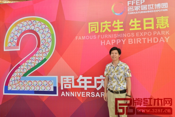 嘉賓在名家居世博園慶賀墻前留影 嘉賓在名家居世博園慶賀墻前留影