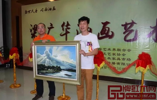 梁廣華贈予作品《財(cái)運(yùn)到》給大唐紅木家具市場 梁廣華贈予作品《財(cái)運(yùn)到》給大唐紅木家具市場