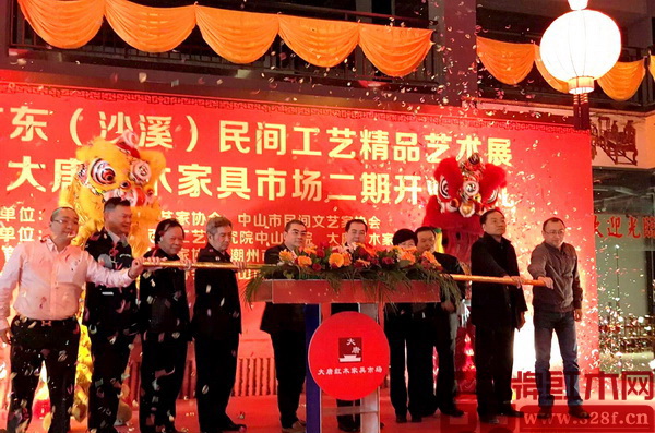 一眾領(lǐng)導(dǎo)現(xiàn)場進(jìn)行推桿儀式，意味著大唐紅木家具市場二期盛裝起航