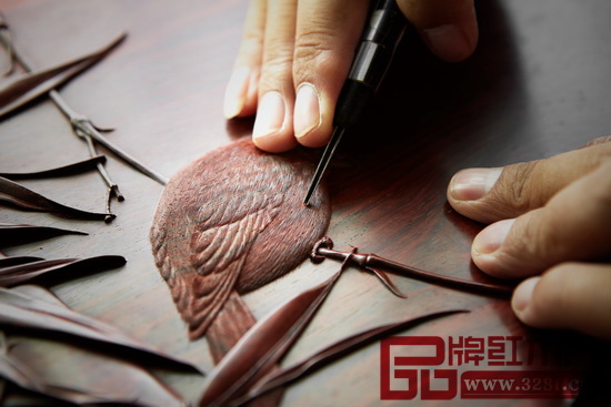 細(xì)致的雕刻是泰和園“絲翎檀雕”技藝的精髓所在 細(xì)致的雕刻是泰和園“絲翎檀雕”技藝的精髓所在