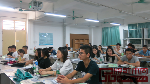 廣州仲愷農(nóng)業(yè)工程學(xué)院學(xué)子們認(rèn)真聽(tīng)講 廣州仲愷農(nóng)業(yè)工程學(xué)院學(xué)子們認(rèn)真聽(tīng)講