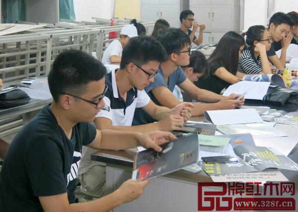 紅古軒與廣州仲愷農(nóng)業(yè)工程學(xué)院學(xué)子們共同領(lǐng)略新中式 紅古軒與廣州仲愷農(nóng)業(yè)工程學(xué)院學(xué)子們共同領(lǐng)略新中式