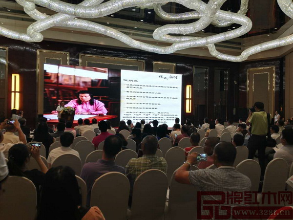 伍氏興隆董事長(zhǎng)伍炳亮做主題發(fā)言 伍氏興隆董事長(zhǎng)伍炳亮做主題發(fā)言