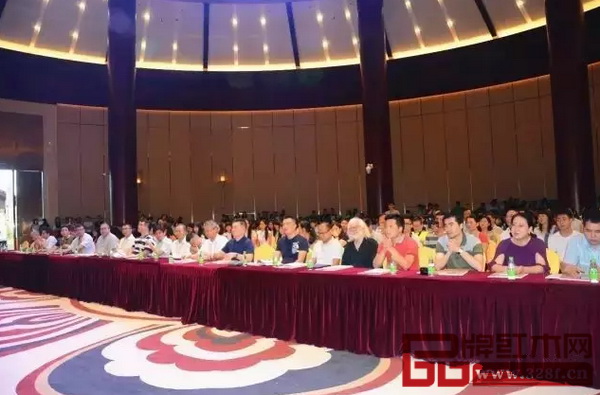 中山市技師學(xué)院藝術(shù)設(shè)計(jì)畢業(yè)作品展開幕式暨大涌企業(yè)技能人才服務(wù)站成立儀式在紅博城舉辦