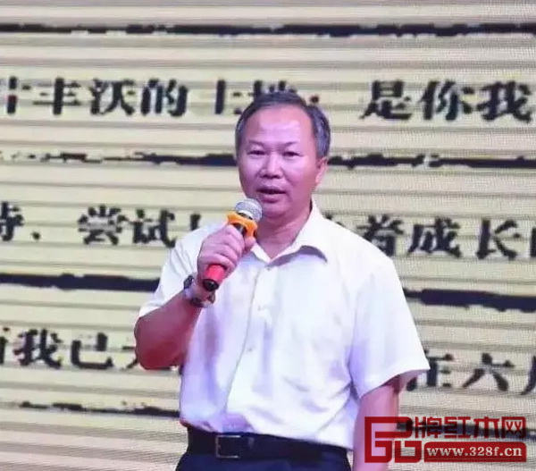 中山市技師學(xué)院院長郭敏雄宣布展覽開幕