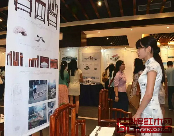 觀眾正在觀看展覽