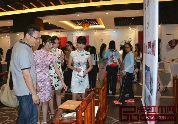 觀眾正在觀看展覽