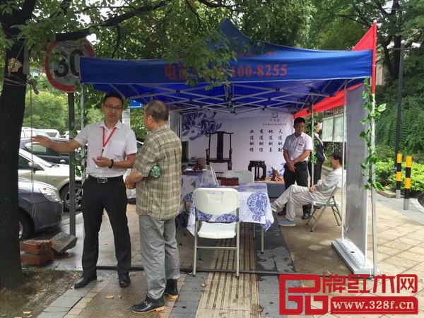 軒禾殿紅木工作人員耐心解答小區(qū)居民提出的問題