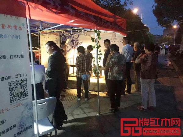 軒禾殿紅木走社區(qū)文化推廣活動受到居民的歡迎