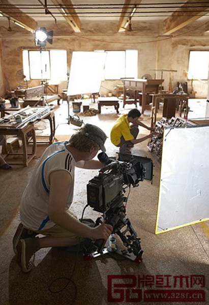 《家具里的中國》劇組走進(jìn)區(qū)氏臻品工廠,揭開紅木家具制作過程的“神秘”面紗 《家具里的中國》劇組走進(jìn)區(qū)氏臻品工廠,揭開紅木家具制作過程的“神秘”面紗