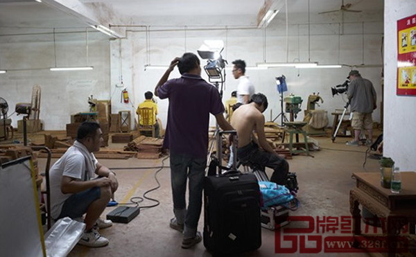 《家具里的中國》劇組走進(jìn)區(qū)氏臻品工廠,揭開紅木家具制作過程的“神秘”面紗 《家具里的中國》劇組走進(jìn)區(qū)氏臻品工廠,揭開紅木家具制作過程的“神秘”面紗